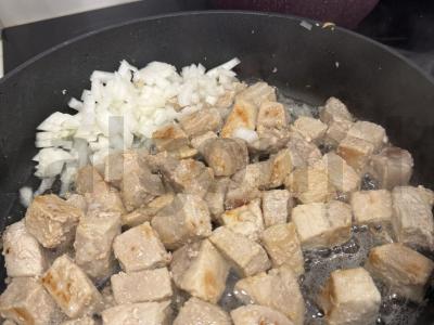 Šurpa su daržovėmis, kiauliena ir prieskoniais Žingsnis 3