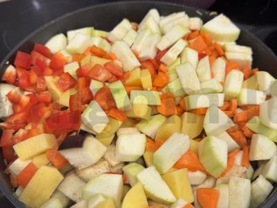 Šurpa su daržovėmis, kiauliena ir prieskoniais Žingsnis 4