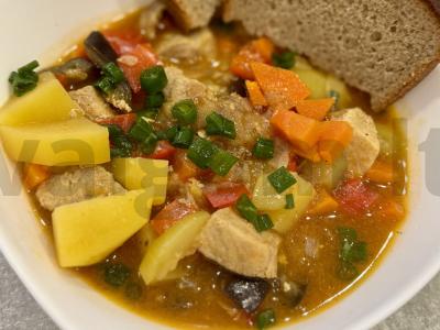 Šurpa su daržovėmis, kiauliena ir prieskoniais pagrindine nuotrauka