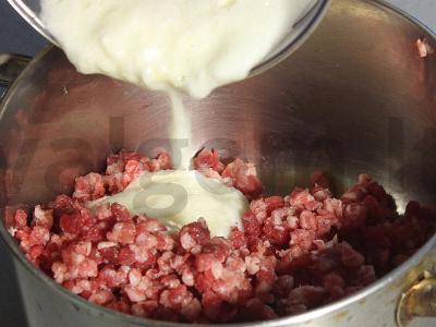 Graikiški keftedes ant pitos su tzatziki padažu ir šviežiais daržovėmis Žingsnis 3