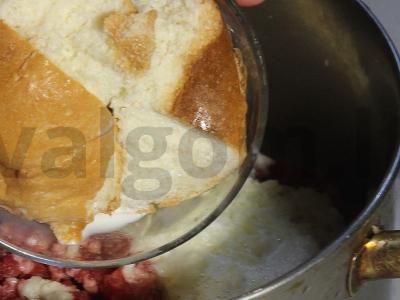 Graikiški keftedes ant pitos su tzatziki padažu ir šviežiais daržovėmis Žingsnis 4