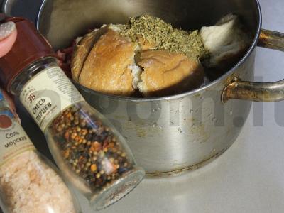 Graikiški keftedes ant pitos su tzatziki padažu ir šviežiais daržovėmis Žingsnis 6