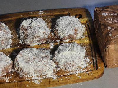 Graikiški keftedes ant pitos su tzatziki padažu ir šviežiais daržovėmis Žingsnis 7