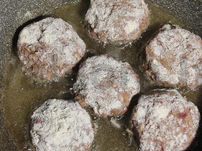 Graikiški keftedes ant pitos su tzatziki padažu ir šviežiais daržovėmis Žingsnis 8