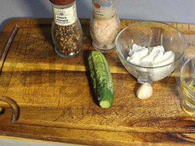 Graikiški keftedes ant pitos su tzatziki padažu ir šviežiais daržovėmis Žingsnis 9