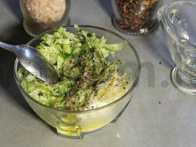 Graikiški keftedes ant pitos su tzatziki padažu ir šviežiais daržovėmis Žingsnis 11