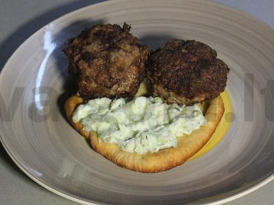 Graikiški keftedes ant pitos su tzatziki padažu ir šviežiais daržovėmis Žingsnis 15