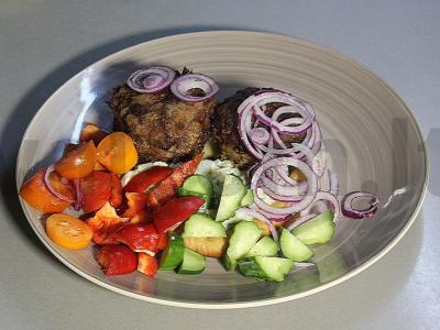 Graikiški keftedes ant pitos su tzatziki padažu ir šviežiais daržovėmis Žingsnis 16