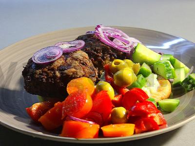 Graikiški keftedes ant pitos su tzatziki padažu ir šviežiais daržovėmis pagrindine nuotrauka