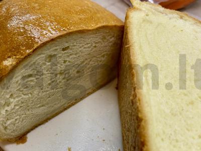 Namų duona su pienu pagrindine nuotrauka