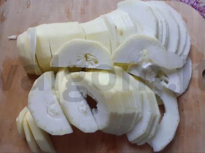 Sūdyti cukinijos su kmynais, serbentų lapais ir petražolėmis Žingsnis 1