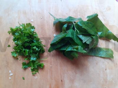 Sūdyti cukinijos su kmynais, serbentų lapais ir petražolėmis Žingsnis 2