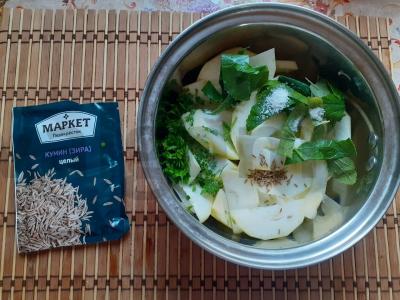 Sūdyti cukinijos su kmynais, serbentų lapais ir petražolėmis Žingsnis 3