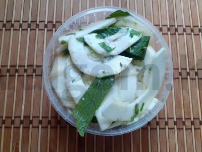 Sūdyti cukinijos su kmynais, serbentų lapais ir petražolėmis Žingsnis 4