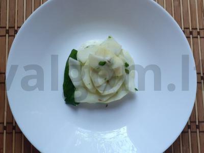 Sūdyti cukinijos su kmynais, serbentų lapais ir petražolėmis pagrindine nuotrauka