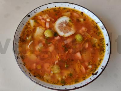 Sūris su vištiena ir dešrelėmis pagrindine nuotrauka