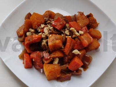 Kepta moliūgų su obuoliu ir morkomis pagrindine nuotrauka