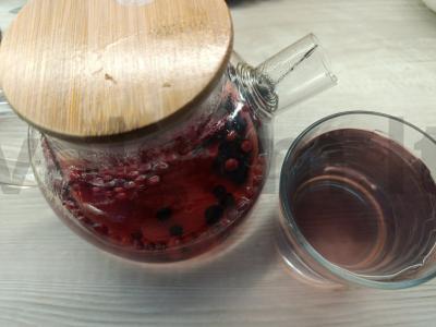 Žolelių gėrimas su uogomis pagrindine nuotrauka