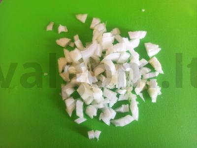 Kvietinė košė su svogūnais ir grybų padažu Žingsnis 1