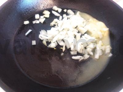 Kvietinė košė su svogūnais ir grybų padažu Žingsnis 3