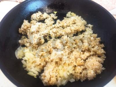 Kvietinė košė su svogūnais ir grybų padažu Žingsnis 4