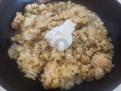 Kvietinė košė su svogūnais ir grybų padažu Žingsnis 5