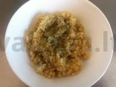 Kvietinė košė su svogūnais ir grybų padažu pagrindine nuotrauka