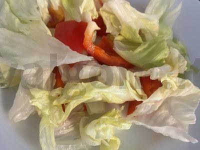 Salotas su vištienos krūtinėle, sūriu, razinomis ir riešutais Žingsnis 2