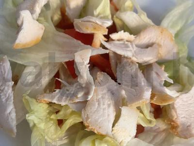 Salotas su vištienos krūtinėle, sūriu, razinomis ir riešutais Žingsnis 3