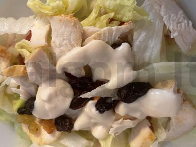 Salotas su vištienos krūtinėle, sūriu, razinomis ir riešutais Žingsnis 5