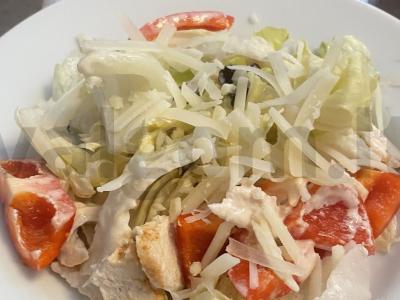 Salotas su vištienos krūtinėle, sūriu, razinomis ir riešutais pagrindine nuotrauka