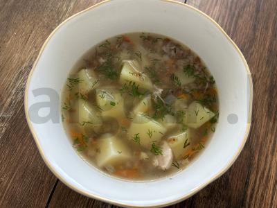 Vištienos sriuba su grikiais pietums pagrindine nuotrauka