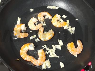 Daržovių salotas su krevetėmis ir mocarela Žingsnis 4