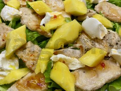 Salotos su kalakutiena ir mangais pagrindine nuotrauka