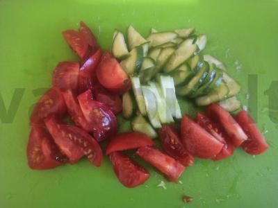 Salotos su daržovėmis, baziliku ir kvapnia salotų padažu Žingsnis 1