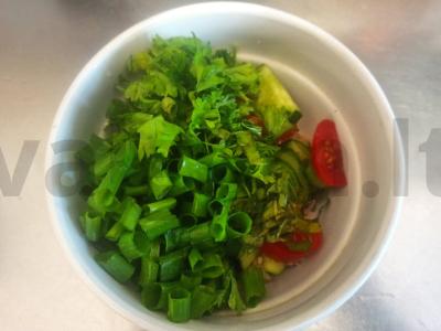 Salotos su daržovėmis, baziliku ir kvapnia salotų padažu Žingsnis 3