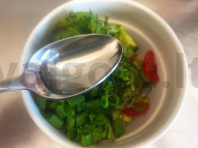 Salotos su daržovėmis, baziliku ir kvapnia salotų padažu Žingsnis 4