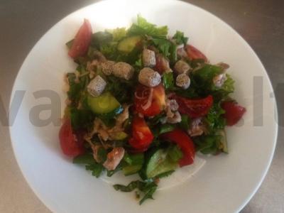 Salotos su daržovėmis, baziliku ir kvapnia salotų padažu pagrindine nuotrauka