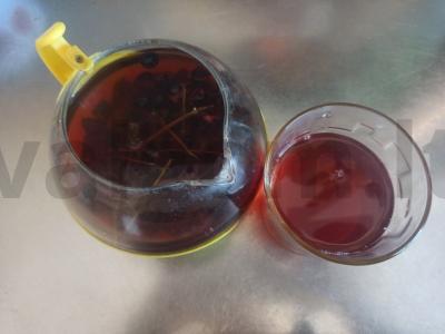 Ivano arbatos nuoviras su mėta ir ramunėlėmis pagrindine nuotrauka