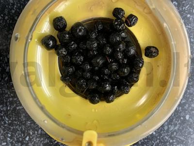 Juodasis arbata su juodųjų serbentų uogomis Žingsnis 1