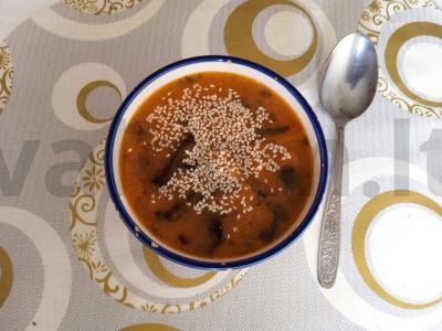 Tom Yum sriuba ant grybų sultinio pagrindine nuotrauka