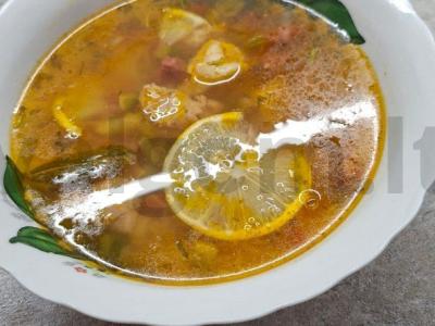 Sultinys su kiauliena ir dešra pagrindine nuotrauka