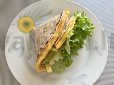 Rytinė tortilija su omletu ir daržovėmis pagrindine nuotrauka