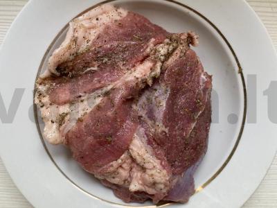 Kepta kiauliena su itališkais prieskoniais Žingsnis 3