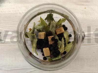 Žolelių gėrimas su ramunėlėmis ir mėlynėmis Žingsnis 2