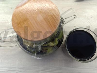 Žolelių gėrimas su ramunėlėmis ir mėlynėmis pagrindine nuotrauka