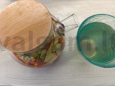 Ramunėlių gėrimas su šaltalankiais ir avietėmis pagrindine nuotrauka