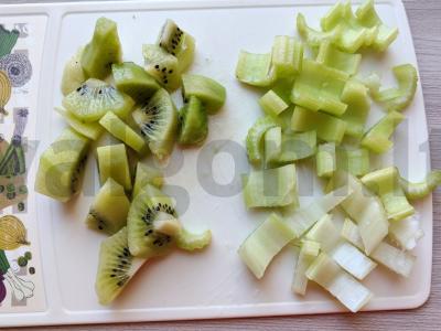 Obuolių, kivių ir salierų stiebo kokteilis Žingsnis 1