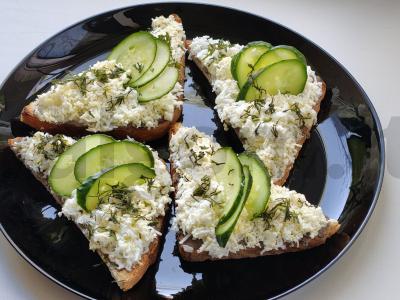 Sumuštiniai su kiaušiniu ir šprotų paštetu pagrindine nuotrauka