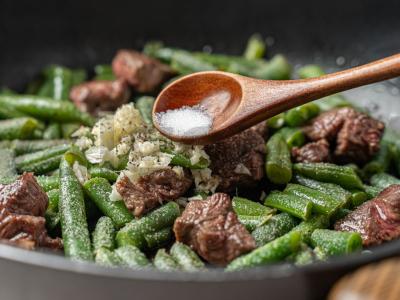 Jautiena su troškinta žaliąja pupelių Žingsnis 3